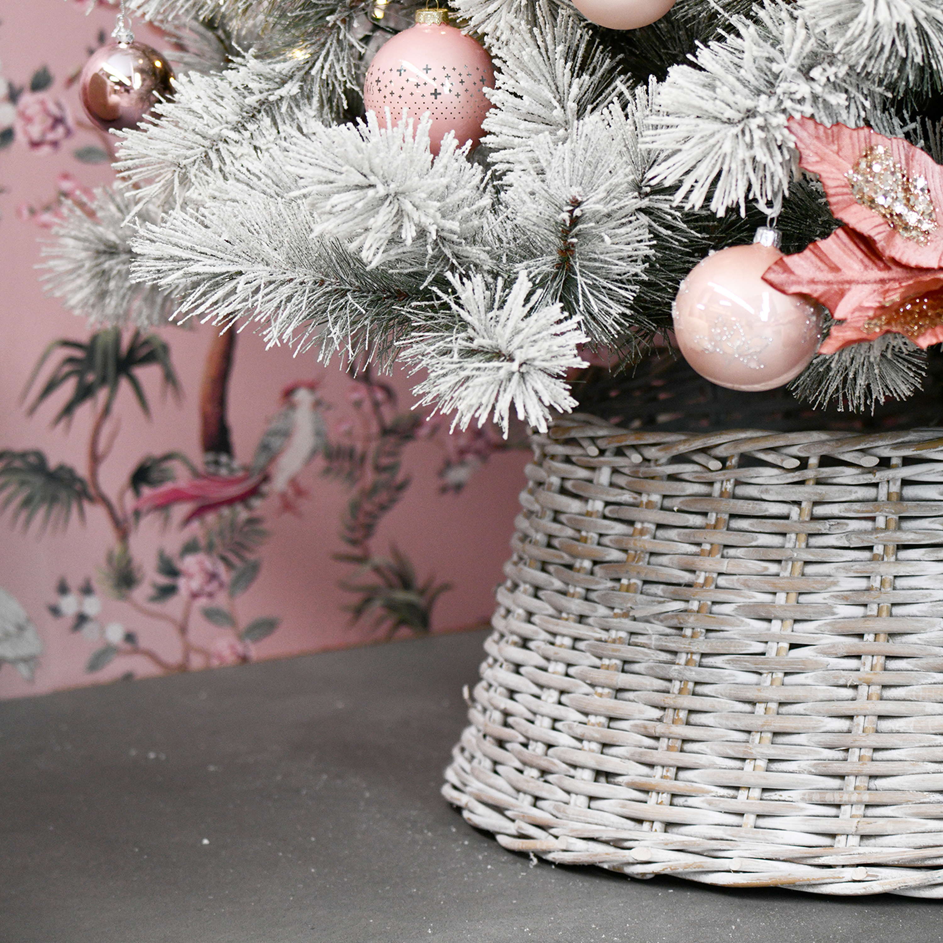 Weihnachtsbaumständer Korb MACARIO aus Rattan, weiß gekalkt, 26cm, Ø60cm