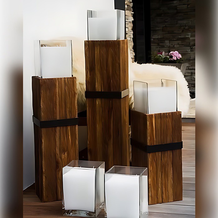 Holzsäule mit Kerze